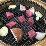 飛騨牛食事処天狗 - 焼いてます。