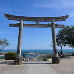 おにぎり 野田や - 日和山神社の鳥居の下で、たくさんの命が守られました。