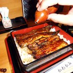 うなぎ かわかみ - 山椒を振って