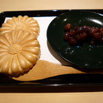 富小路 やま岸 - 最中　粒の大きなあずきを入れて頂きます