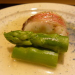 富小路 やま岸 - 焼き物　アマダイとアスパラガス　浅蜊でとったお出汁で