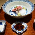 富小路 やま岸 - 向付　鮪と烏賊と　　お塩とお醤油・玉ねぎ入りのポン酢で