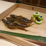 富小路 やま岸 - 杉八寸　鮎の塩焼き　白瓜（真ん中に鯛が入っています）