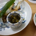 祇園 川上 - 鮎の塩焼き　手前のお猪口の中はセロリの葉だそうです