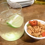 なかむら屋 - チャーム　￥３００　辛口シェリー酒のトニック割り　￥６００