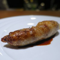 エニェ - フランス産鶉　ミニポワローネギの包み焼き　スパイシーなポルトソース　