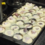 Dotonbori Akaoni Yokocho Ten - 生だこ投入：これから粉足し・具を投入します