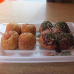 Dotonbori Akaoni Yokocho Ten - ４個素焼き・４個ソース・鰹・青のりにしてもらいました