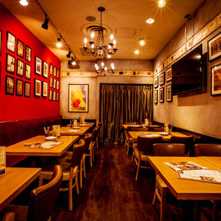 木目調のインテリアと煉瓦の壁で温かな雰囲気を演出