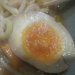 らーめん美春 - 半分カットの半熟玉子(2016.7.2)