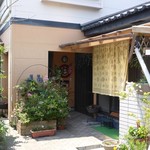 カフェ豆ん茶家 - 外観（ようこその看板と建物の間が入口です。）