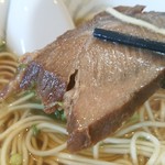 ラーメン　ますみ - 厚みのあるチャーシュー、歯ごたえがあります。