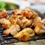 龍園 - 牛ホルモン調理中