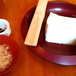 平山旅館 - 平山旅館 【朝ご飯】島の朝ご飯 出来たて島豆腐(ちなみにこれで半丁です♪大豆の味がしっかり分かって美味しい♪)  fromグリーンロール