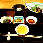 平山旅館 - 平山旅館 夜の郷土料理会席(食前酒＝自家製梅酒、先付、前菜、小鉢)うに＝むらさきうに、チーズ豆腐、もずく) fromグリーンロール