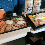 浅草今半 - ＜対決＞右は他店の『品川弁当』