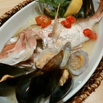 ピッツェリアベアトリーチェ - 明石の鯛にムール貝、浅蜊の窯蒸し焼き♪