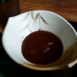 ゆうき - とんかつは別添えのケチャップソースをつけて食べます！　最初から掛けてないのも好みで調整できるので嬉しい♪　サラダ用のマヨネーズとケチャップソースを混ぜてつけてもいける^^