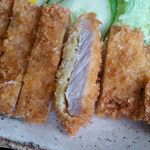 ゆうき - とんかつ定食はロース肉を使用！肉厚１２～１３ミリ程度で肉質もまずまず^^　脂身は切り落としてあるので脂身好きのyoshiとしてはちょっと残念b^^