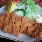 ゆうき - とんかつ定食はロース肉を使用。ヒレ肉を食べたい方は一口カツ定食を注文しましょう^^