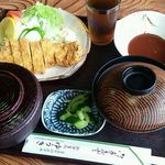 ゆうき - とんかつ定食のライスと味噌汁は蓋付きで登場！