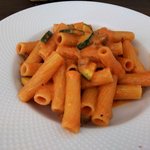 ヴィア トスカネッラ - リガトーニ 自家製サルシッチャとズッキーニのトマトクリームソース（2016.6）