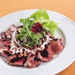 鳥取県産鹿肉のレアステーキ　赤ワインソース（100g）
