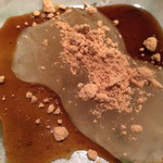 太郎茶屋 鎌倉 - 冷やしわらび餅に黒蜜ときな粉をかけたところ