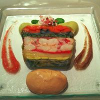 シェ・イノ - オマールエビのガトー仕立てコートドール風