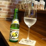BISTRO&BAR Utage - 2016年5月　八海山【800円】日本酒もワイングラスで♪
