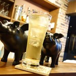 BISTRO&BAR Utage - 2016年5月　モスコミュール【500円】カウンターの上の豚さんと(^^)