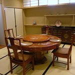 逞案寮 根上 - 突きあたりには、長崎の卓袱料理のお店にあるような丸テーブル席がありました。