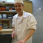 逞案寮 根上 - 京都で修業した板さんは、若いけど大将の信頼は厚いようです。