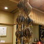 逞案寮 根上 - ゆべしがつるされています。