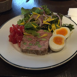 ブラッスリー ギョラン - 【ランチ】自家製豚肉のテリーヌ 山盛りサラダ添え 1080円(税込)