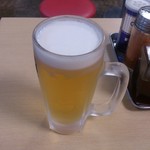 ファイト餃子 - ・生ビール 530円 (税込)　ちゃんと冷えたグラス
