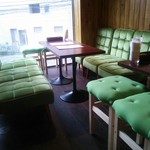 ダルバートダイニング - 店内はソファー中心