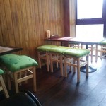 ダルバートダイニング - 背もたれのない椅子のテーブル