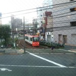 ダルバートダイニング - 窓からは都電荒川線が見えます。