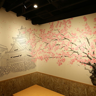 ゆったりしたソファー6名席
      桜満開をイメージした熊本城の壁画が印象的！