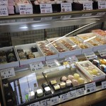羽前屋 - 和菓子系が並んでます。他洋菓子もあり