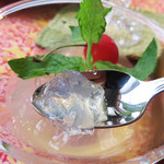 露伴茶館 - 西湖龍井のゼリー 林檎と糖蜜のソース。
盛り付けもキレイです。