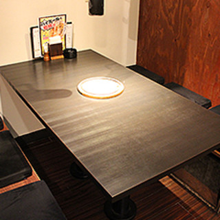 落ち着いてお食事ができるシックな店内