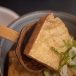 手打そば 梅乃家 - きつねそば（８４０円）　超巨大御揚げ