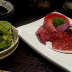 仔虎 - お肉盛り合わせとチョレギサラダ