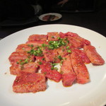 焼肉くだら - お肉の次は牛カルビ、私は脂身があって一番これが好きでした。