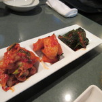 焼肉くだら - 先ずはキムチの盛り合わせからスタート、自家製の白菜キムチ、カクテキ、オイキムチのセットです。
