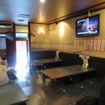 焼肉くだら - ５時の開店すぐの時間でしたが既に客席には数組お客様がチラホラ、私達は１０人程の団体だったので一番奥のテーブルを２つ使わせていただいての宴会です。
