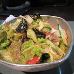 焼肉くだら - 焼肉の前にはサラダ、上に韓国海苔がトッピングされてるのが韓国料理の店らしいですね。
