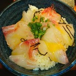 旬彩 鯛樹 - ご飯に >゜)))彡〰 鯛をのせて
      玉子を溶いただし汁を
      かけます♥♥♥♥
      (*^-^)／＼(*^-^*)／＼(^-^*)
      